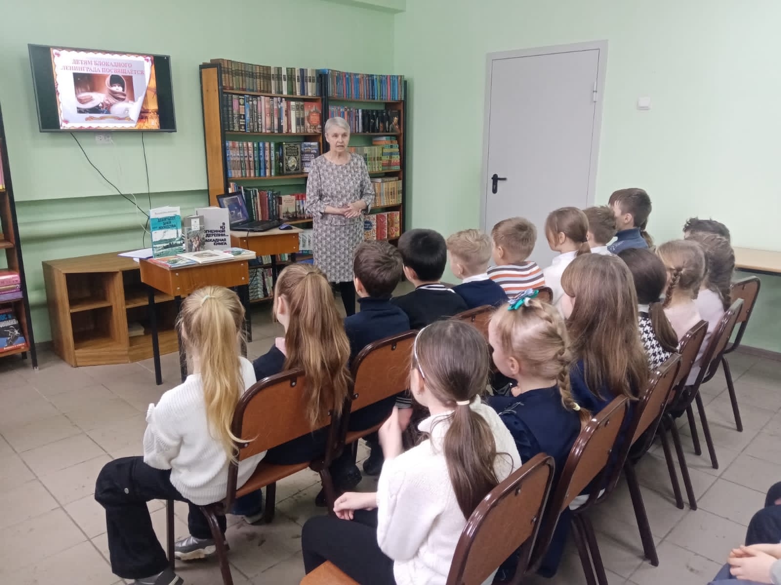 а фото классный руководитель Ряднина Лариса Михайловна и учащиеся 3б класса.